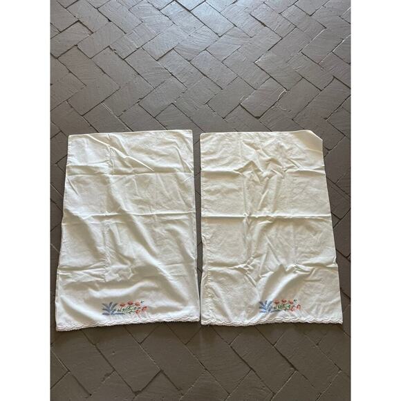Set of Two Vintage Embroidered Floral Pillow Cases - Picture 1 of 5